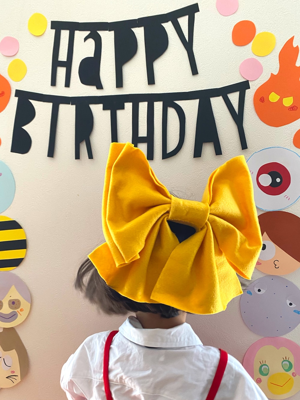 ホワイト系のシャツ/ブラウス、レッド系のワンピース、イエロー系のバレッタ/ヘアクリップを着用したキッズの夏コーディネートの3枚目の写真