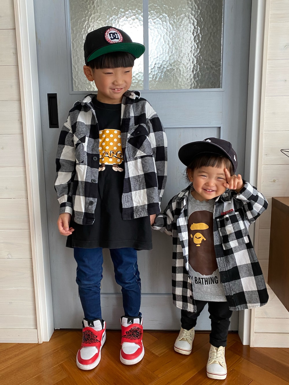 ブラック系のシャツ/ブラウス、ホワイト系のスニーカー、レッド系のスニーカーを着用したキッズの春コーディネートの2枚目の写真