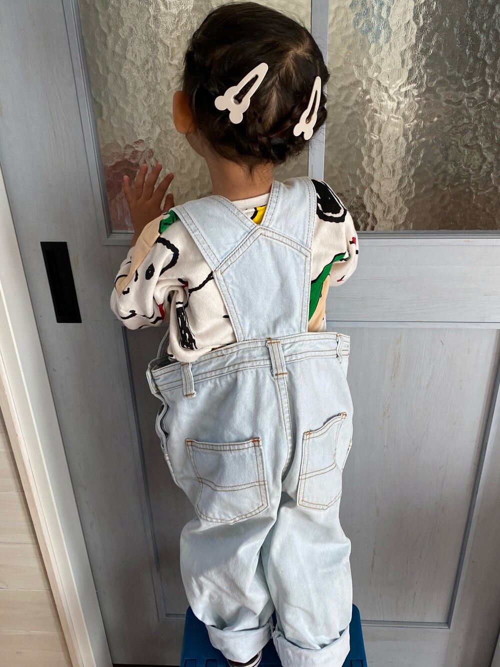 ホワイト系のセットアップ、ブルー系のサロペット/オーバーオール、ブラック系のスリッポンを着用したキッズの春コーディネートの2枚目の写真