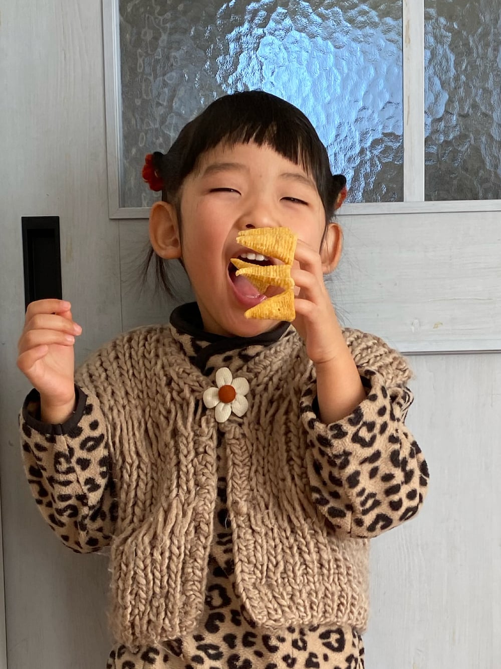 ベージュ系のスウェット、ブルー系のデニムパンツ、ブラック系のローファーを着用したキッズの冬コーディネートの2枚目の写真