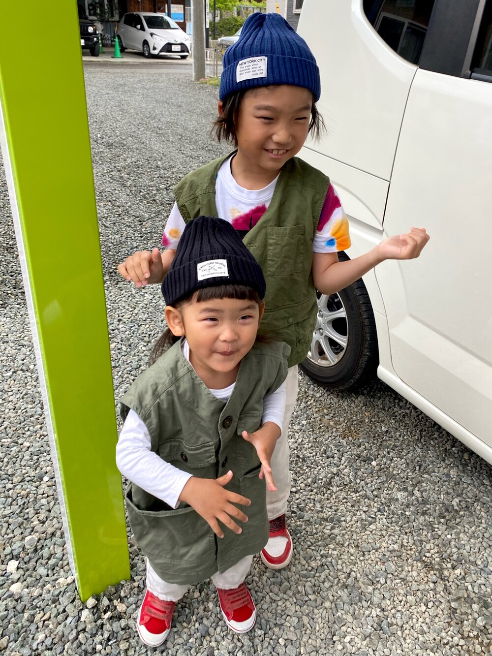 グリーン系のベスト、グリーン系のベスト、ホワイト系のデニムパンツを着用したキッズの春コーディネートの3枚目の写真