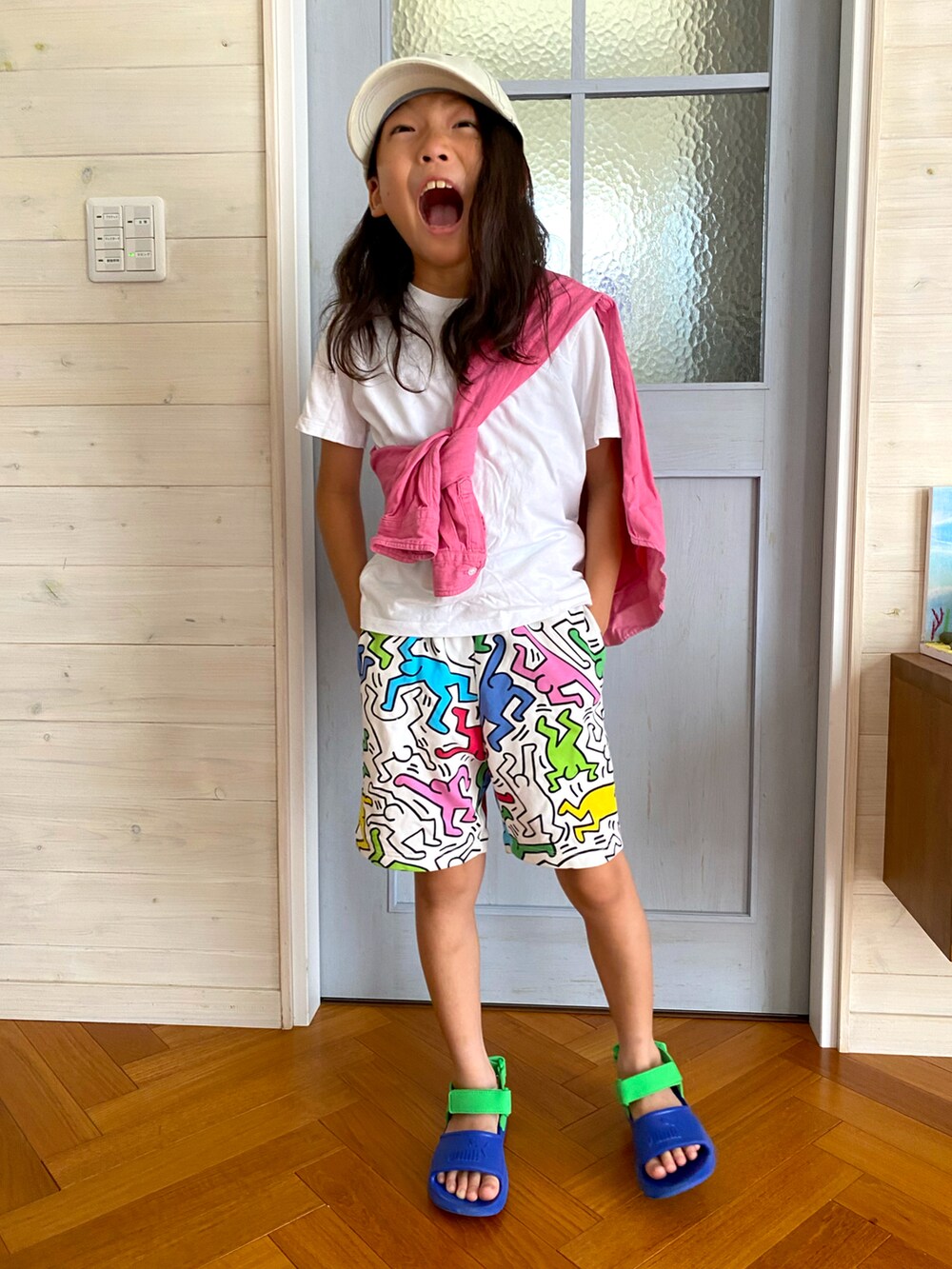 ホワイト系のセットアップ、ブルー系のサンダル、ホワイト系のTシャツ/カットソーを着用したキッズの夏コーディネートの2枚目の写真