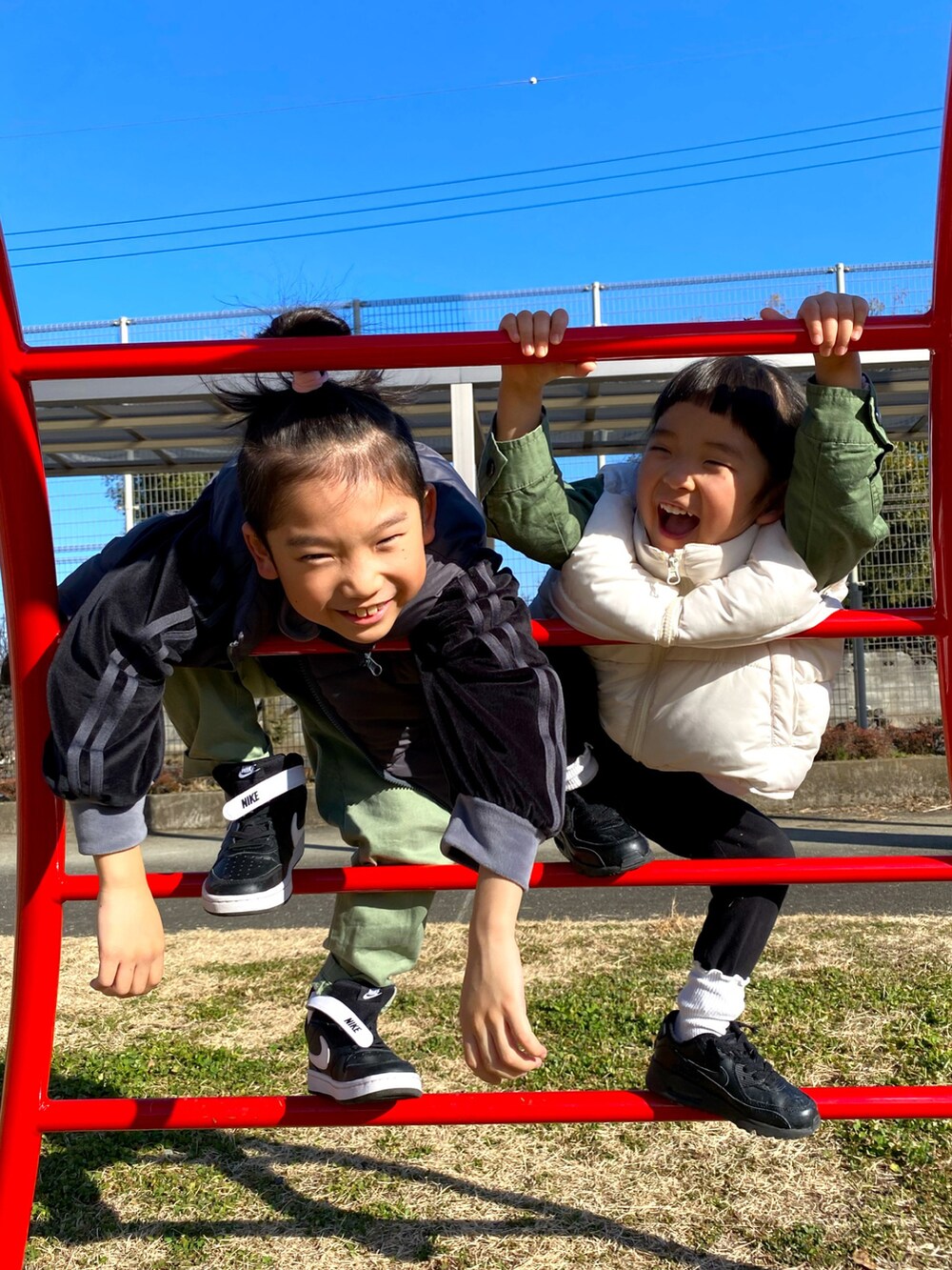 ホワイト系のダウンベスト、ブラック系のスニーカー、ブラック系のその他パンツを着用したキッズの冬コーディネートの2枚目の写真