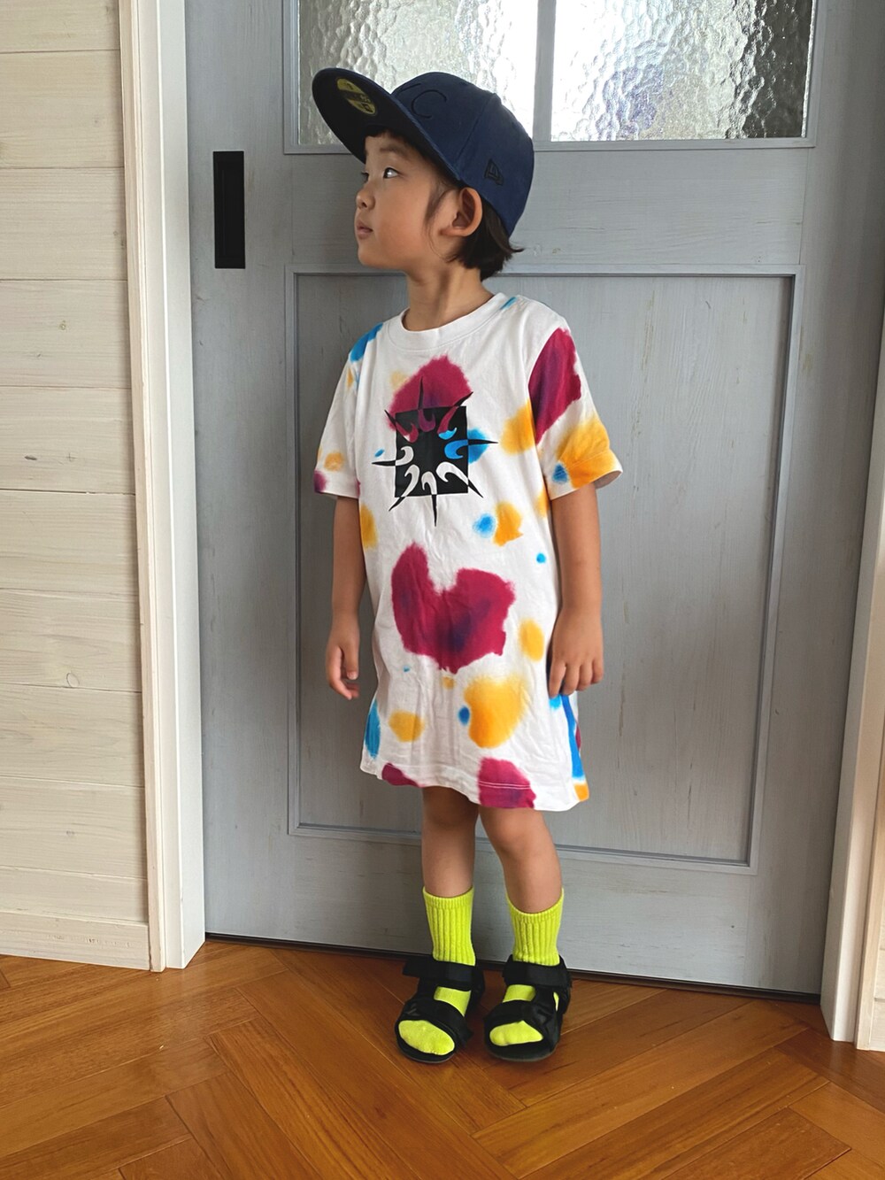 ホワイト系のTシャツ/カットソー、ブラック系のサンダル、イエロー系のソックス/靴下を着用したキッズの夏コーディネートの2枚目の写真