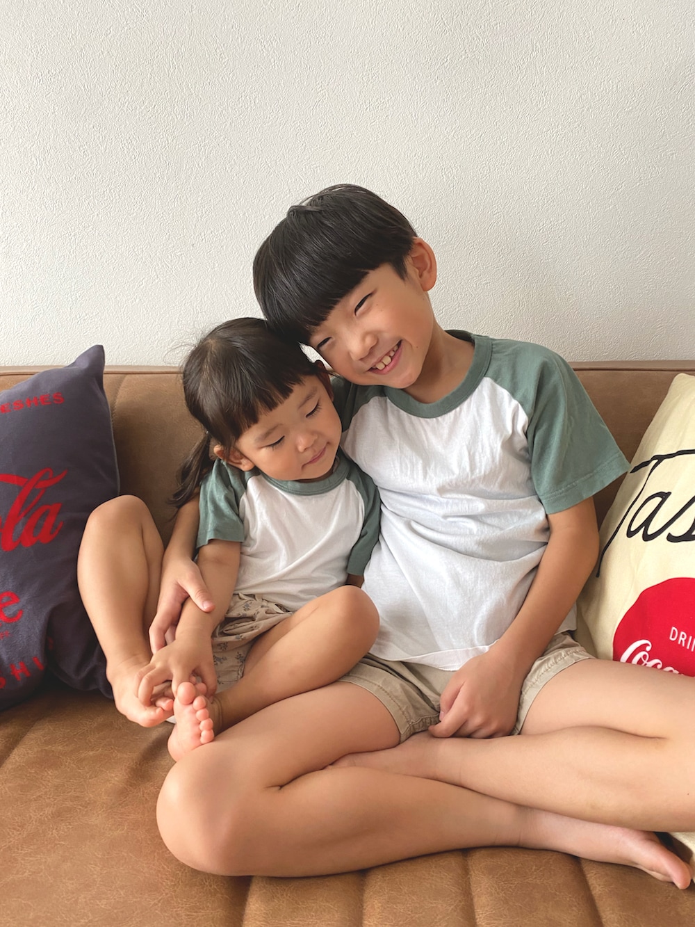 ホワイト系のTシャツ/カットソー、ホワイト系のTシャツ/カットソー、ベージュ系のパンツを着用したキッズの夏コーディネートの2枚目の写真