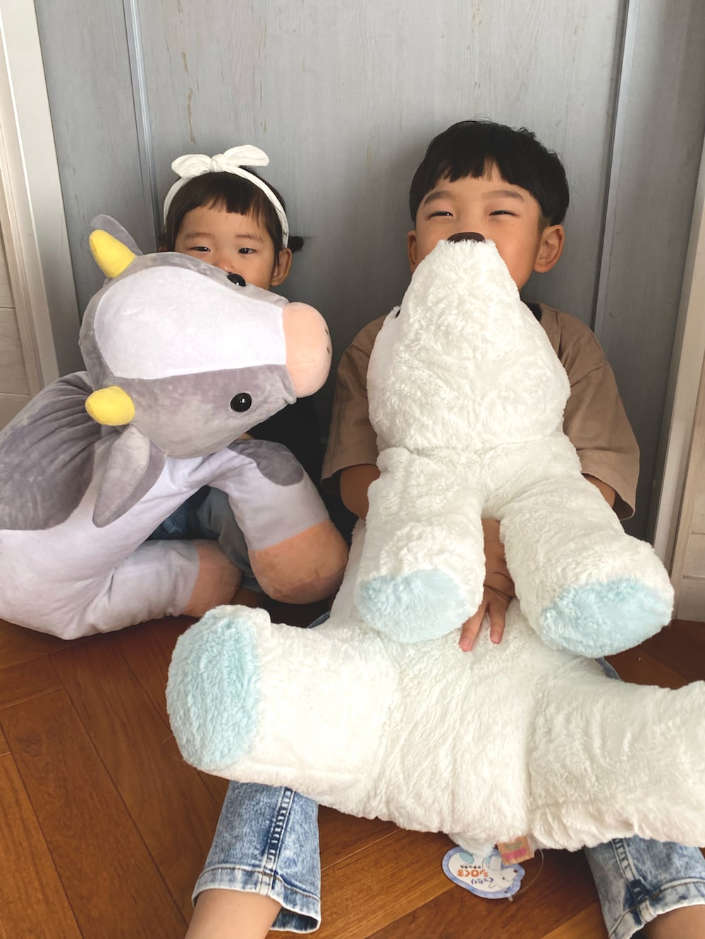 ベージュ系のTシャツ/カットソー、ブラック系のTシャツ/カットソー、レッド系のスニーカーを着用したキッズの春コーディネートの2枚目の写真