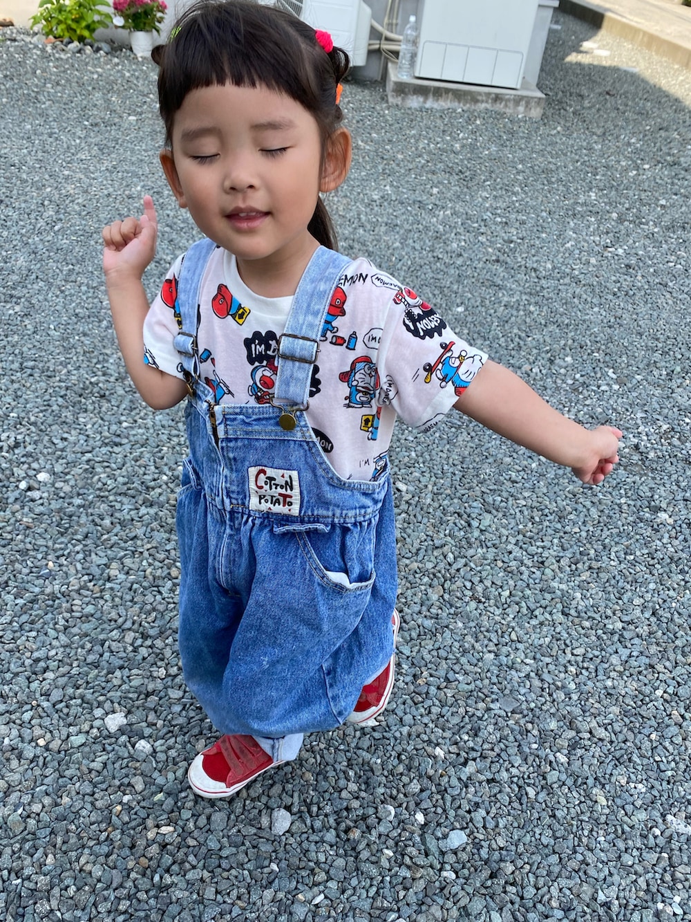 ブルー系のサロペット/オーバーオール、ホワイト系のTシャツ/カットソーを着用したキッズの春コーディネートの2枚目の写真