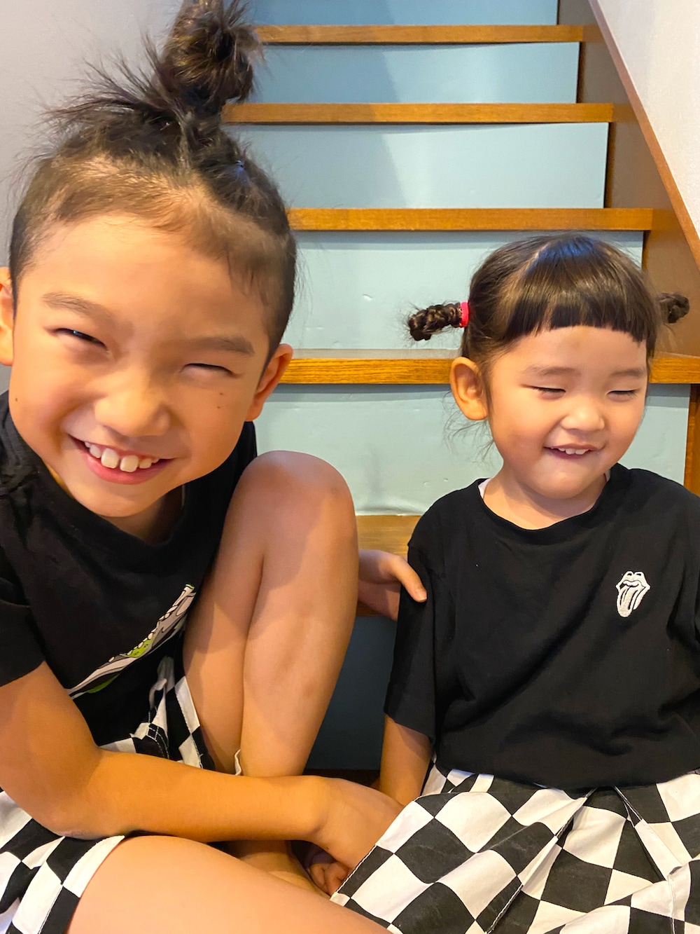 ブラック系のTシャツ/カットソー、ブラック系のシャツ/ブラウス、ホワイト系のスカートを着用したキッズの夏コーディネートの2枚目の写真