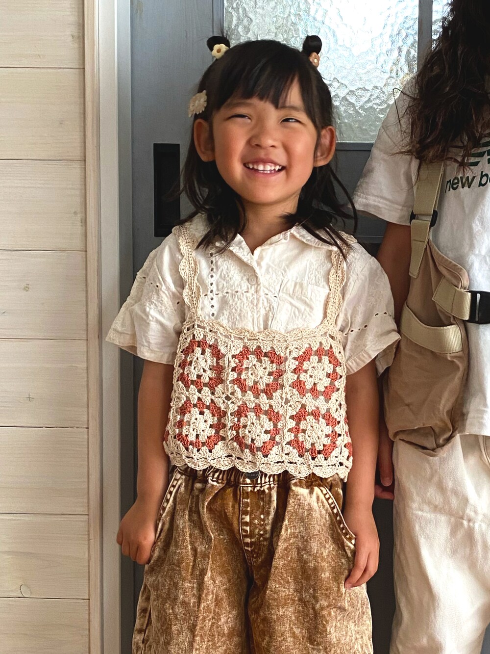 ベージュ系のその他トップス、ブラウン系のパンツ、ホワイト系のシャツ/ブラウスを着用したキッズの春コーディネートの2枚目の写真