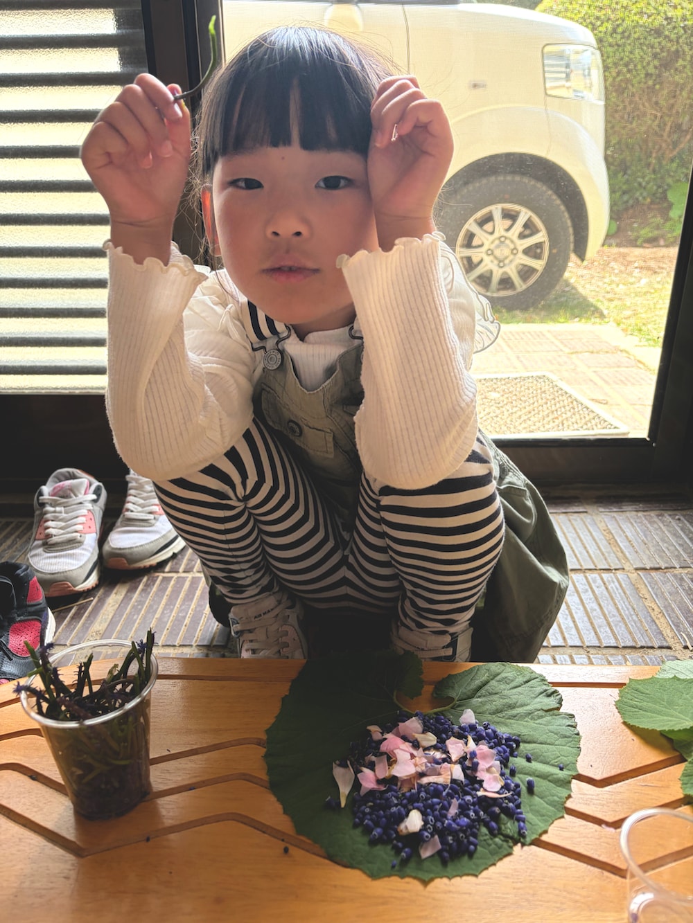 グリーン系のパンツ、グリーン系のジャンパースカートを着用したキッズの春コーディネートの2枚目の写真