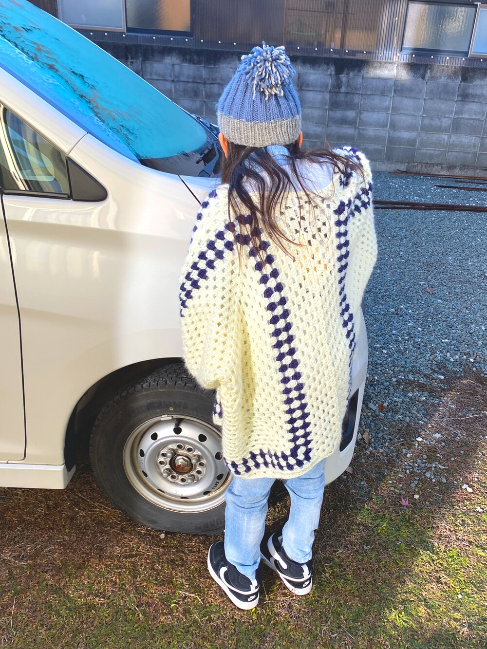 ホワイト系のカーディガン/ボレロ、ブルー系のスウェット、ブルー系のデニムパンツを着用したキッズの冬コーディネートの2枚目の写真