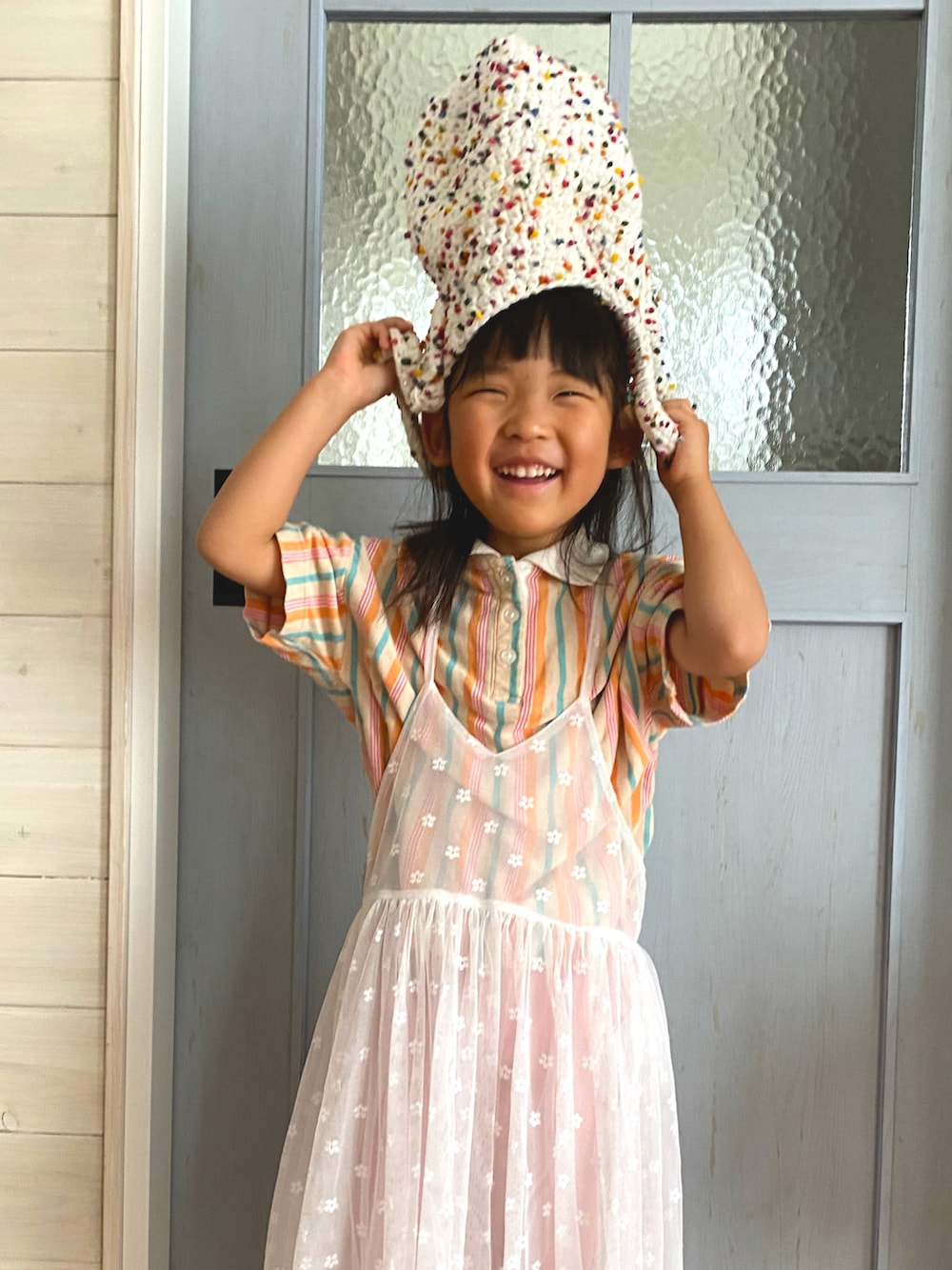 ピンク系のパンツ、ホワイト系のワンピース、その他のポロシャツを着用したキッズの春コーディネートの2枚目の写真