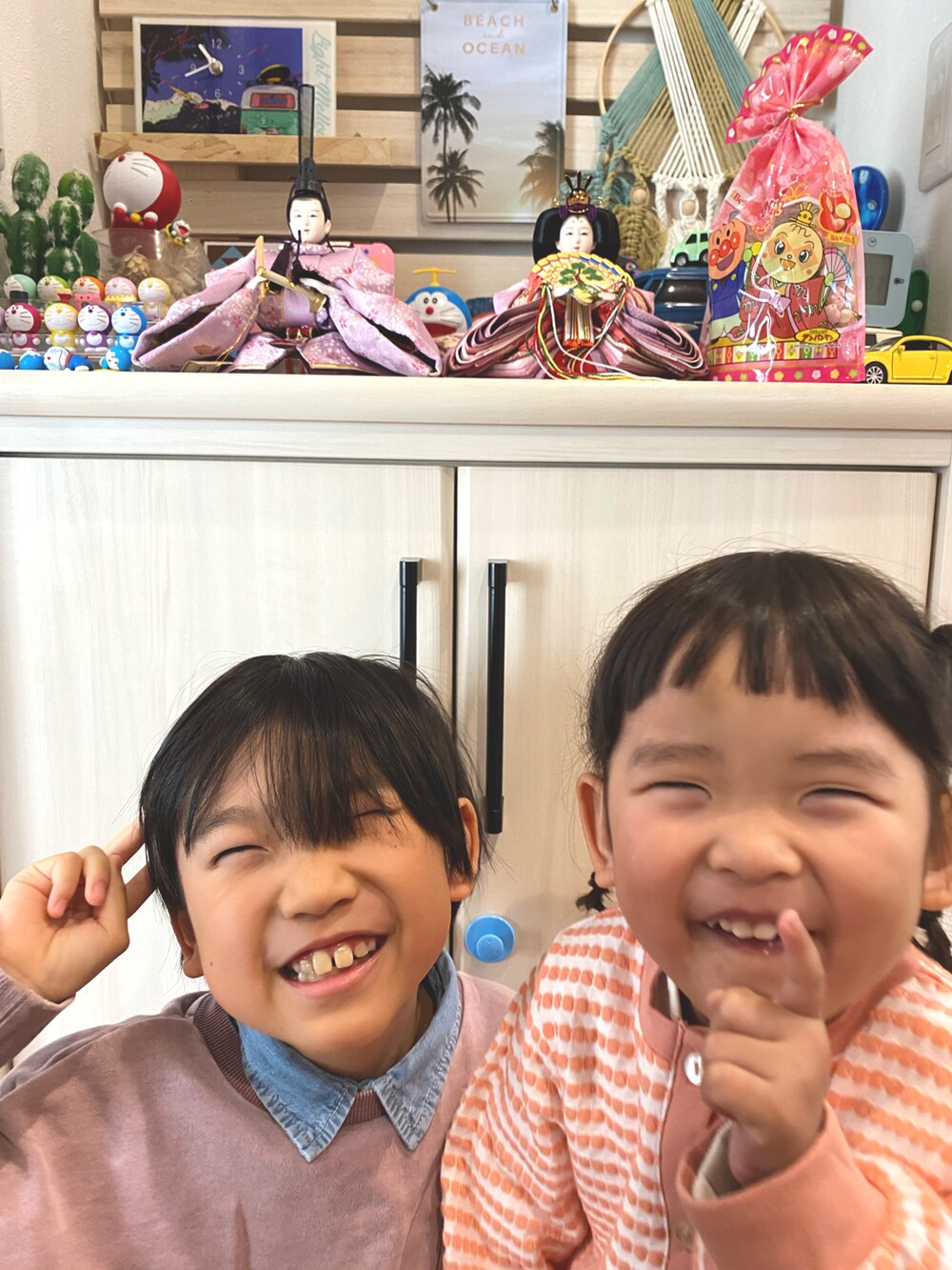 ピンク系のカーディガン/ボレロ、ピンク系のデニムパンツ、ピンク系のソックス/靴下を着用したキッズの春コーディネートの3枚目の写真