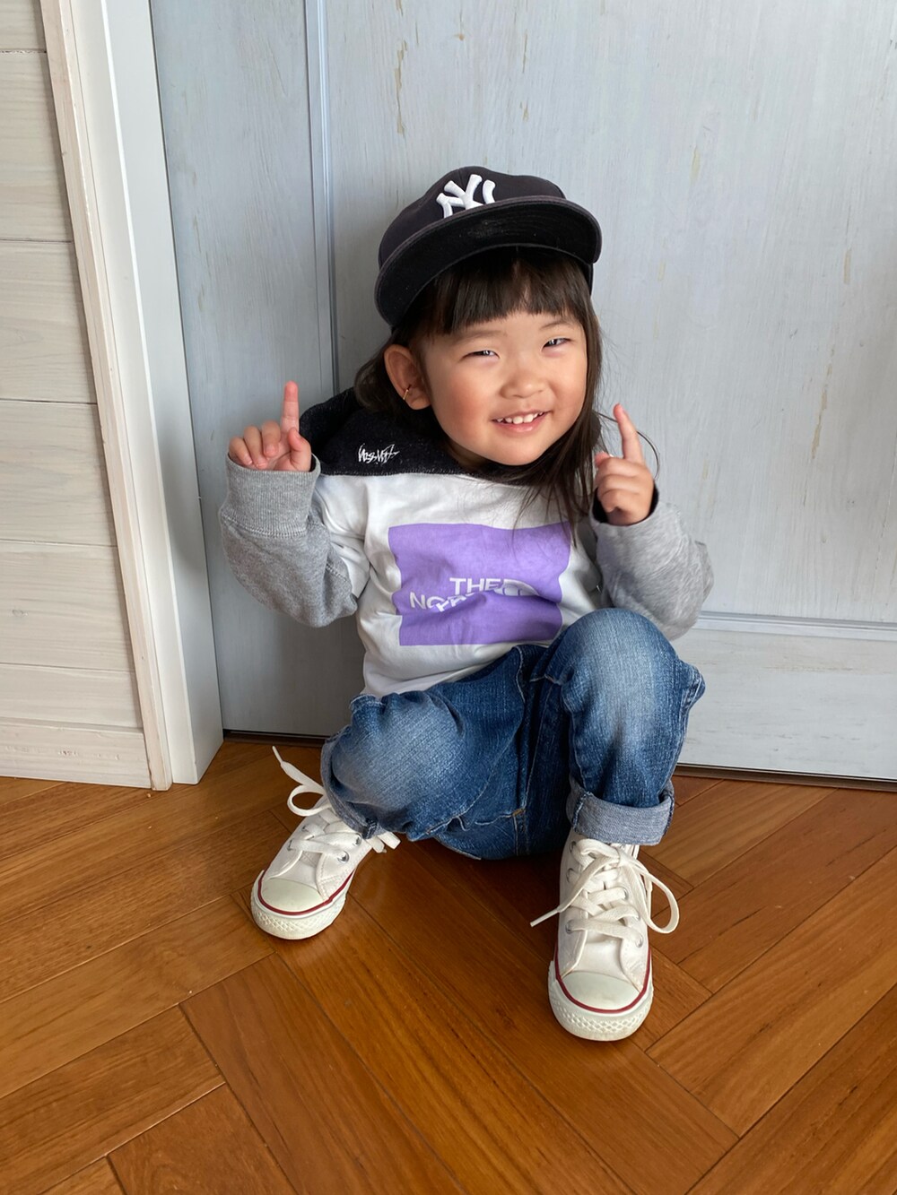 ホワイト系のTシャツ/カットソー、ホワイト系のスニーカー、ブルー系のキャップを着用したキッズの春コーディネートの4枚目の写真