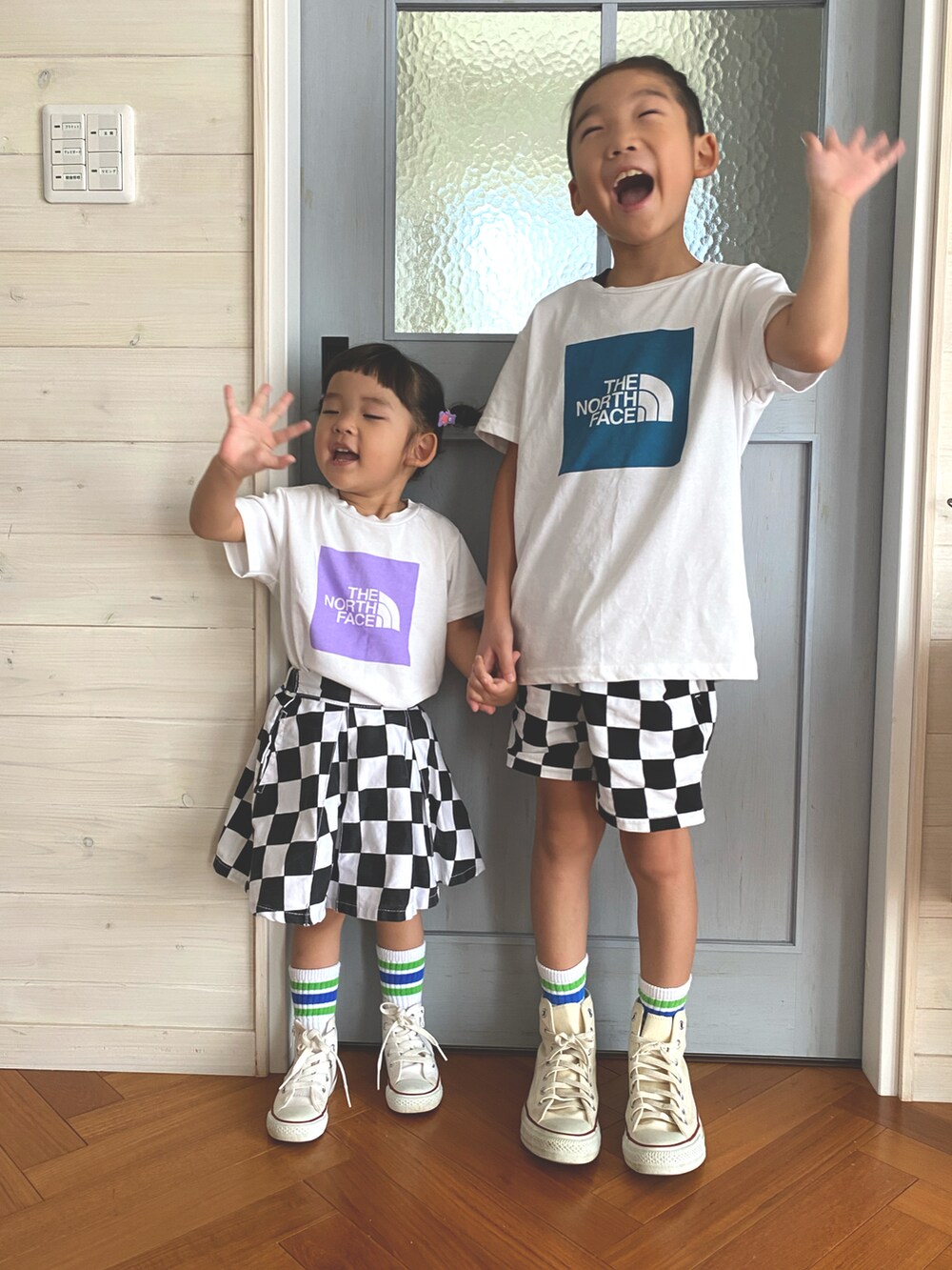ブルー系のTシャツ/カットソー、ホワイト系のTシャツ/カットソー、ホワイト系のスカートを着用したキッズの夏コーディネートの2枚目の写真