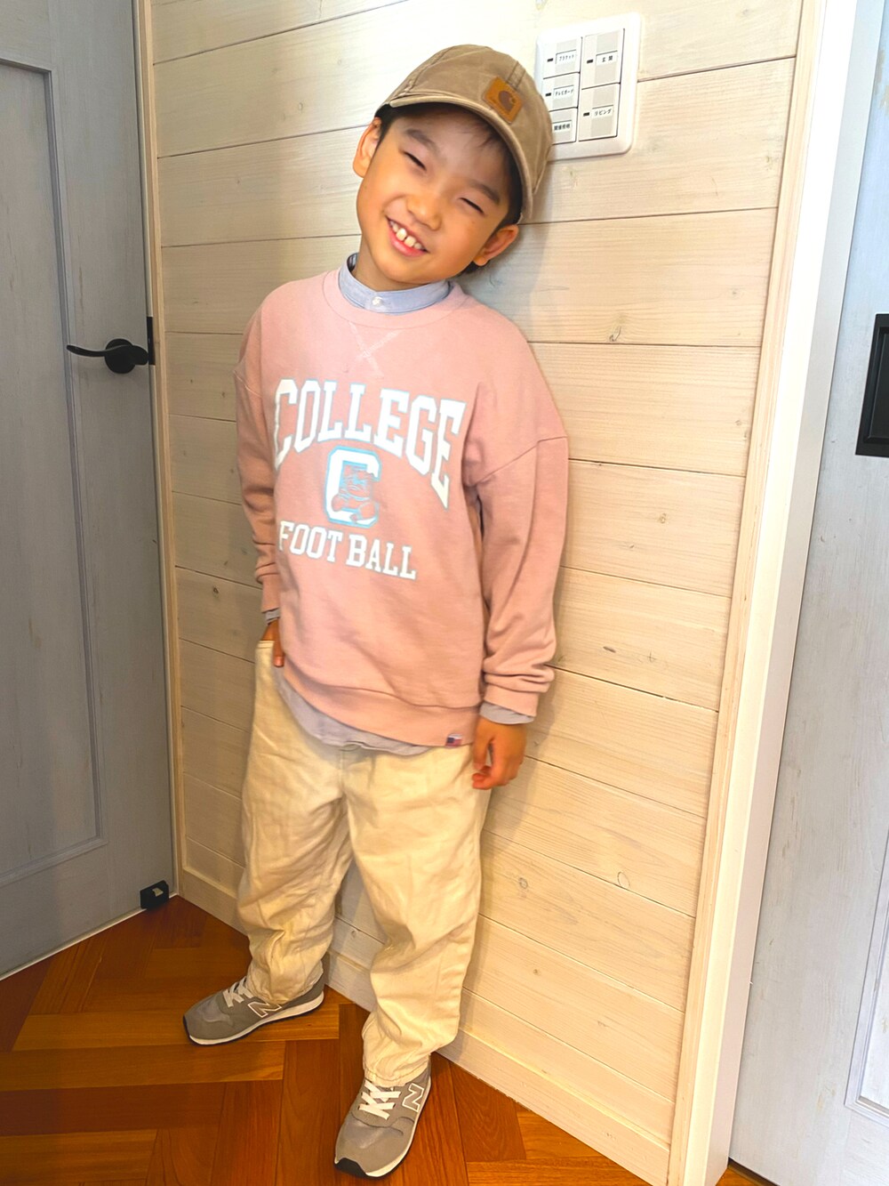 ピンク系のスウェット、ホワイト系のデニムパンツ、グレー系のスニーカーを着用したキッズの春コーディネートの2枚目の写真