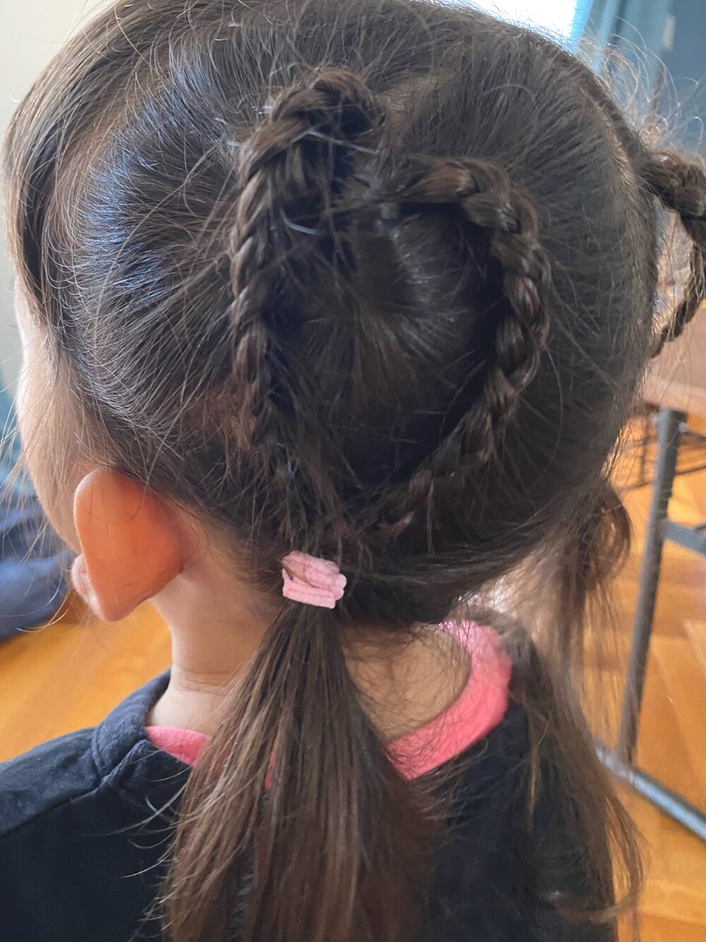 ピンク系のセットアップ、ブラック系のTシャツ/カットソー、ブラック系のサンダルを着用したキッズの夏コーディネートの3枚目の写真