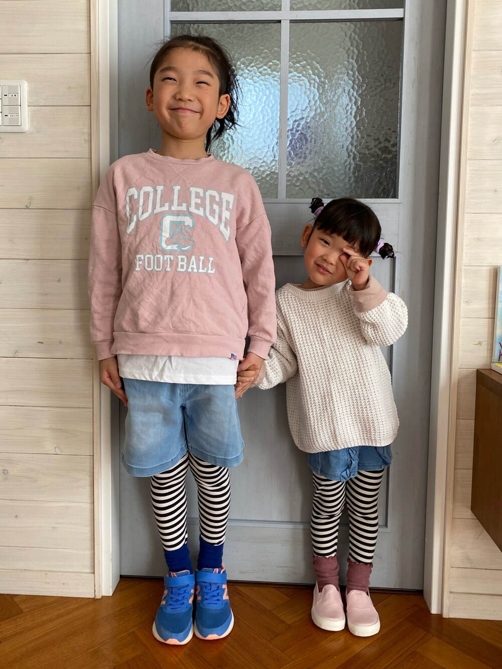 ピンク系のスウェット、ブルー系のスニーカー、ピンク系のスリッポンを着用したキッズの春コーディネートの3枚目の写真