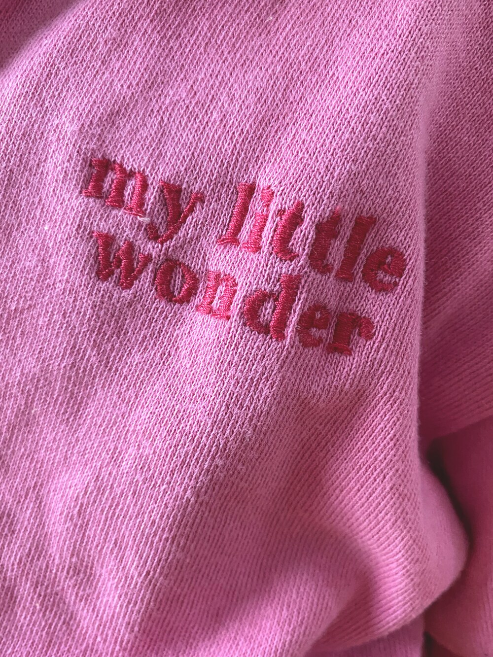 ピンク系のセットアップ、ピンク系のセットアップ、オレンジ系のスポーツグッズを着用したキッズの春コーディネートの2枚目の写真