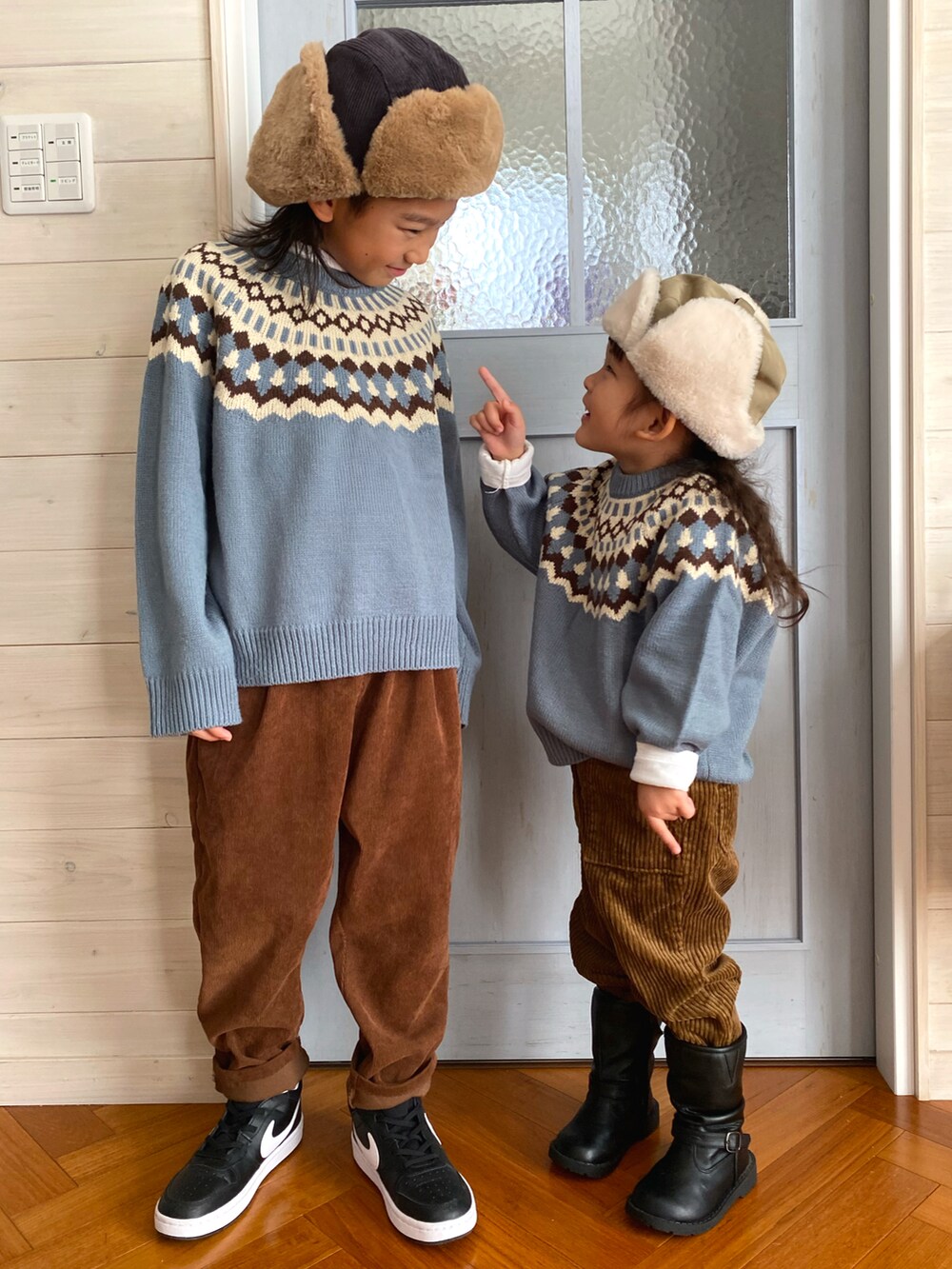 ブルー系のニット/セーター、ブルー系のニット/セーター、ブラウン系のその他パンツを着用したキッズの秋コーディネートの2枚目の写真