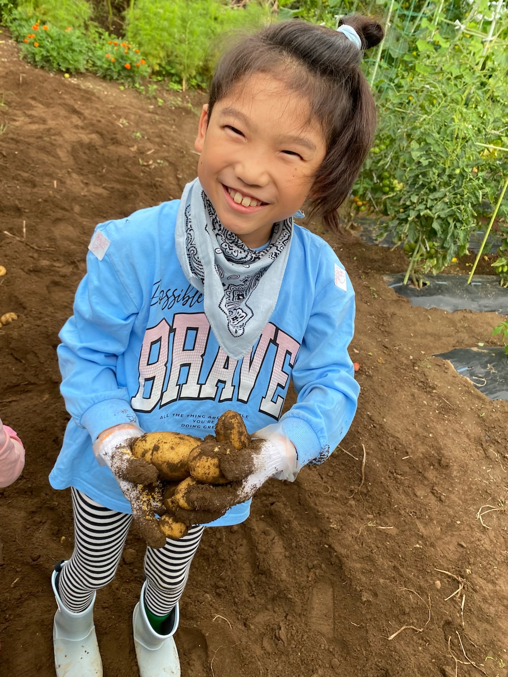 ベージュ系のその他パンツ、ホワイト系のセットアップ、ホワイト系のセットアップを着用したキッズの夏コーディネートの4枚目の写真