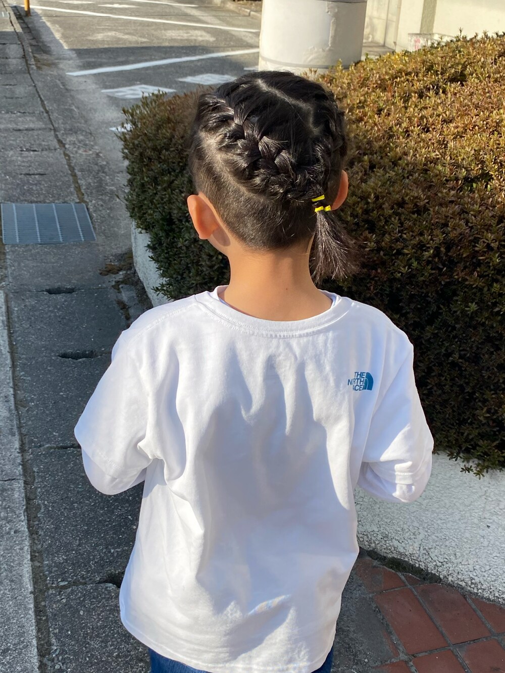ブルー系のTシャツ/カットソー、ホワイト系のTシャツ/カットソー、ブラック系のスニーカーを着用したキッズの春コーディネートの4枚目の写真