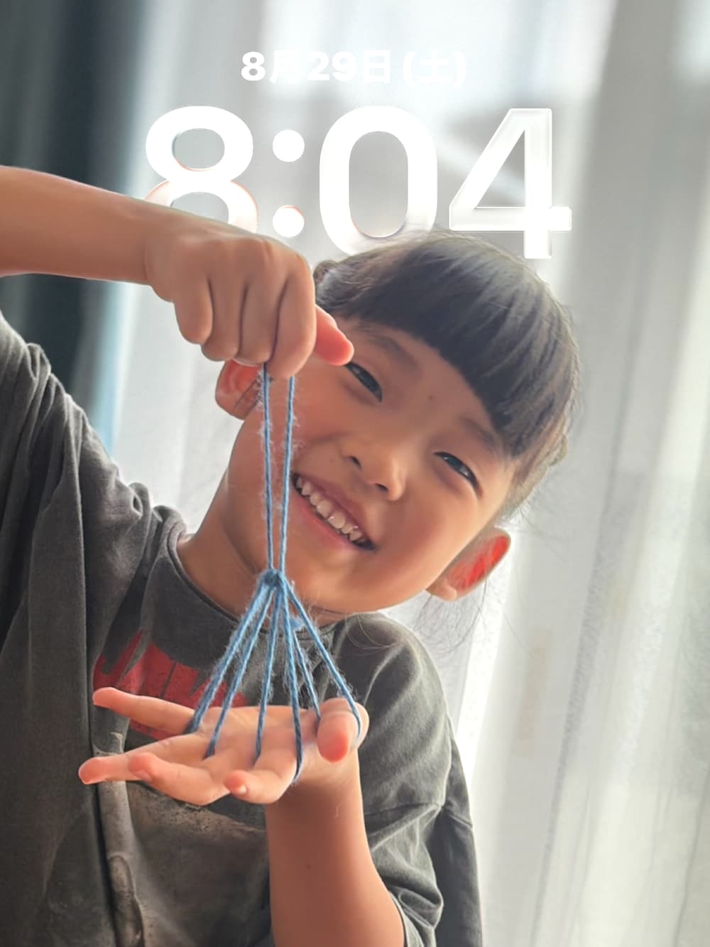 グリーン系のTシャツ/カットソーを着用したキッズの夏コーディネートの3枚目の写真