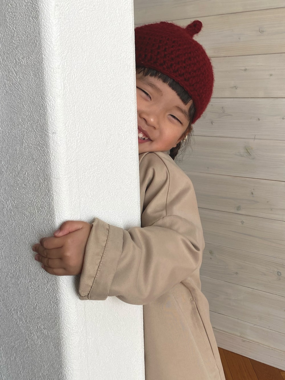 ホワイト系のスウェット、ベージュ系のチェスターコート、ベージュ系のその他パンツを着用したキッズの秋コーディネートの3枚目の写真