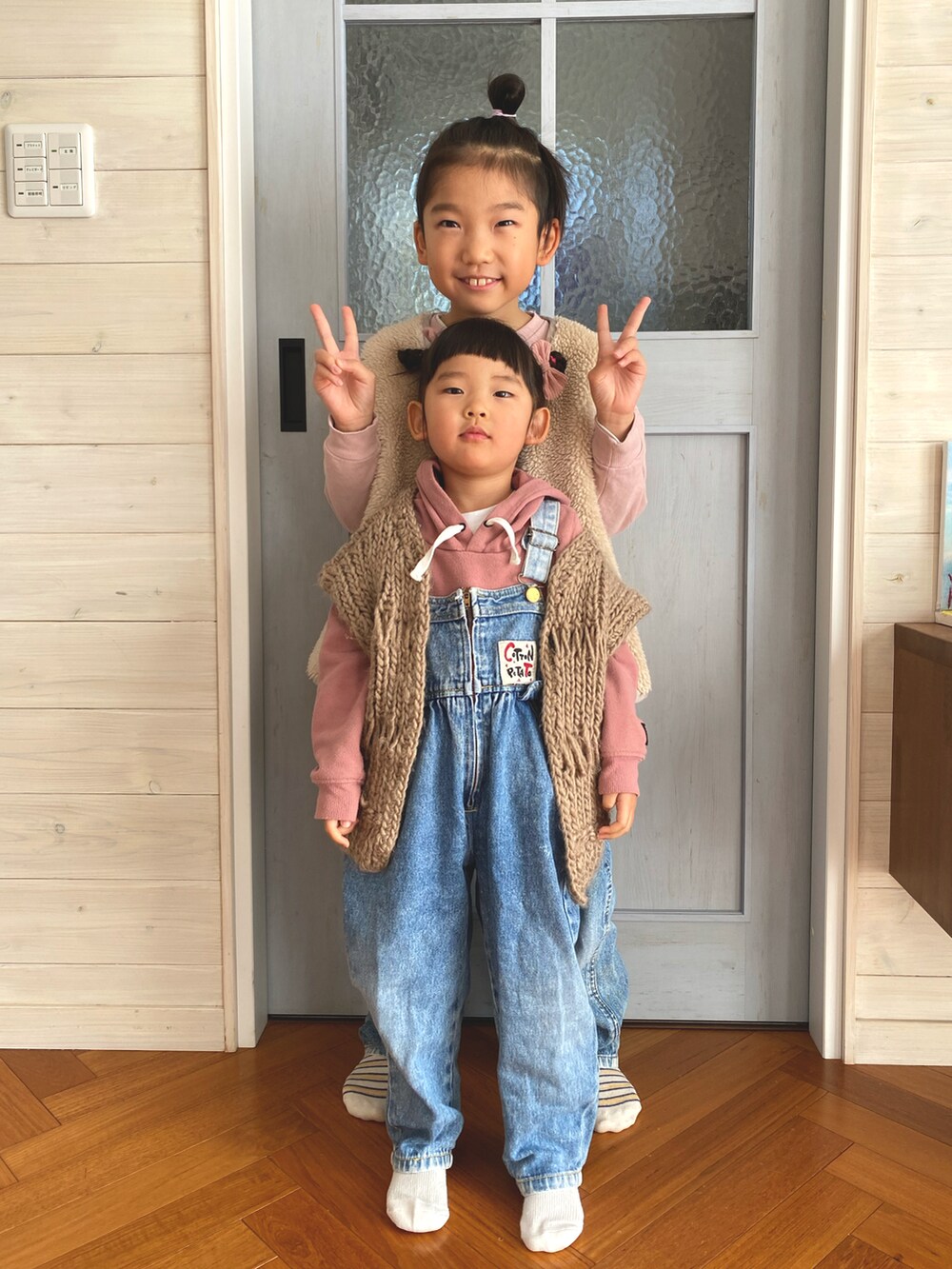 ブルー系のサロペット/オーバーオール、ブルー系のサロペット/オーバーオール、ホワイト系のスニーカーを着用したキッズの冬コーディネートの2枚目の写真