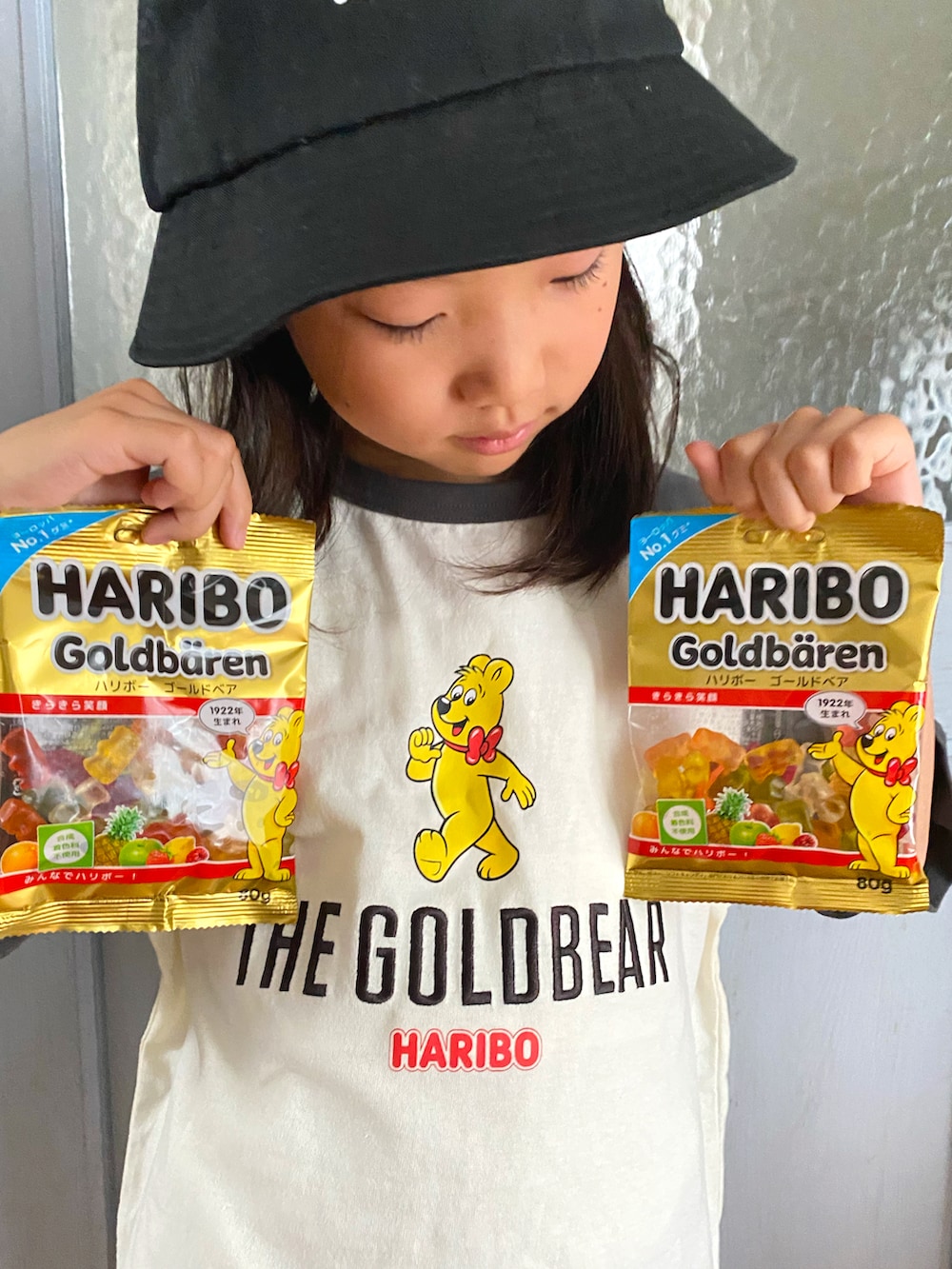 ホワイト系のTシャツ/カットソー、レッド系のその他パンツ、レッド系のスニーカーを着用したキッズの春コーディネートの2枚目の写真