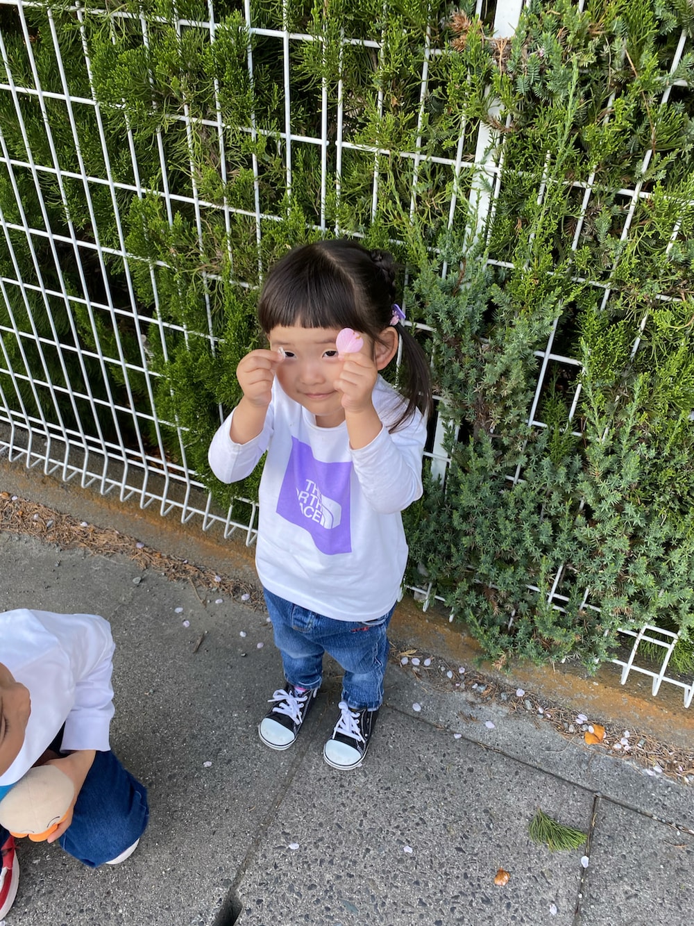 ブルー系のTシャツ/カットソー、ホワイト系のTシャツ/カットソー、ブラック系のスニーカーを着用したキッズの春コーディネートの3枚目の写真