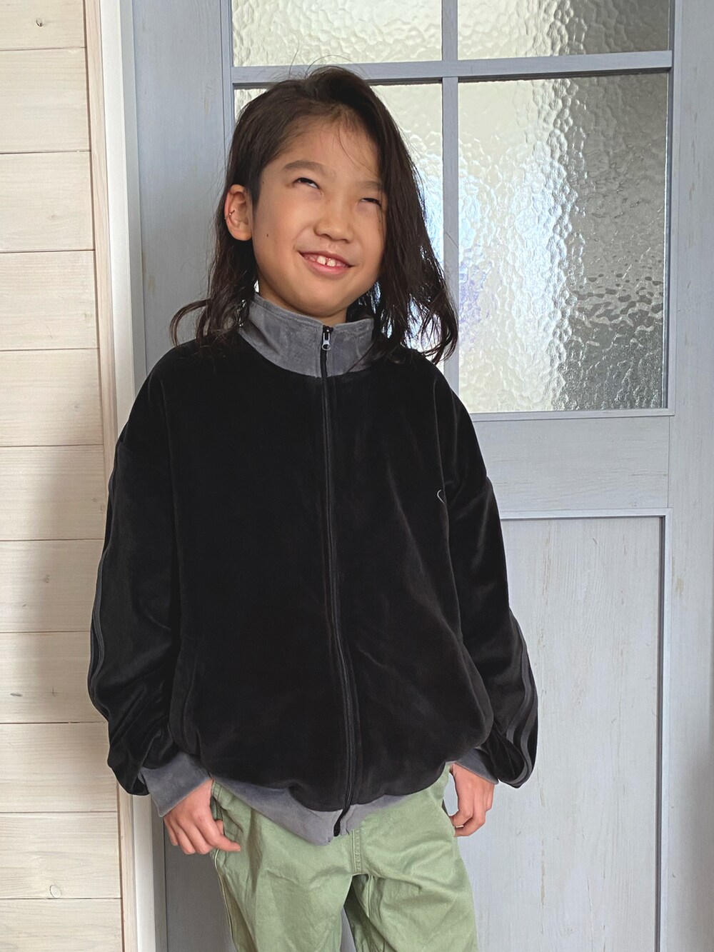 ブラック系のブルゾン、グリーン系のパンツ、ブラック系のスニーカーを着用したキッズの冬コーディネートの3枚目の写真