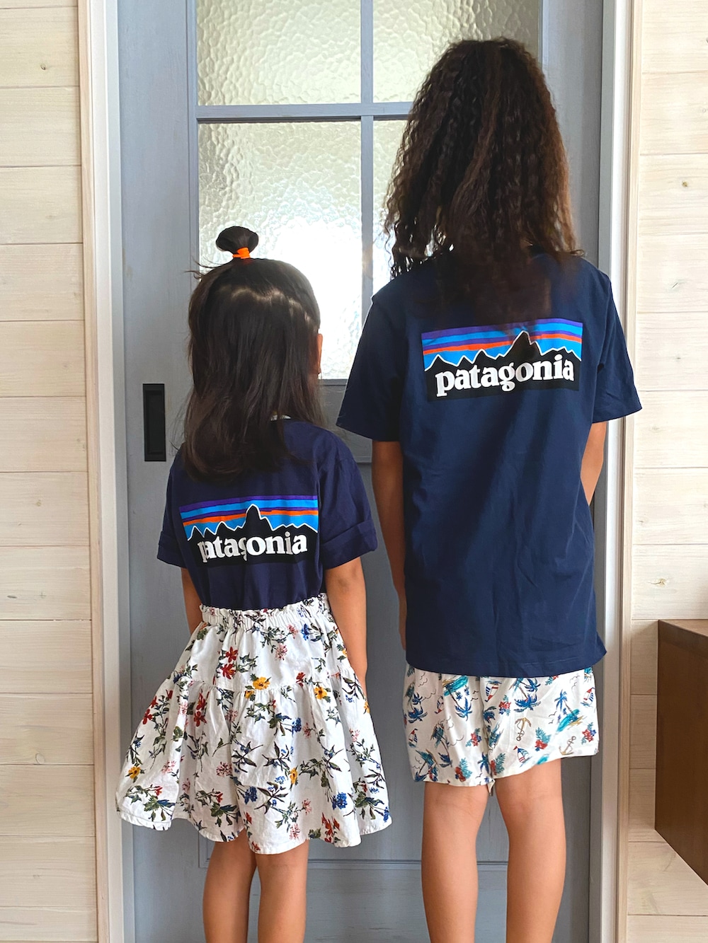 ブルー系のTシャツ/カットソー、ブルー系のTシャツ/カットソー、ホワイト系のその他パンツを着用したキッズの夏コーディネートの2枚目の写真