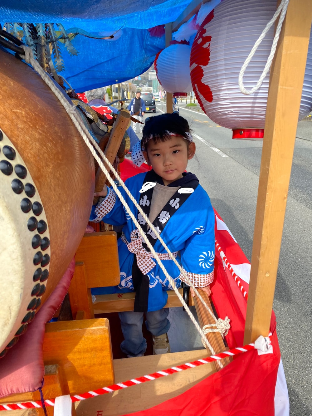 オレンジ系のスニーカー、ベージュ系のスニーカーを着用したキッズの春コーディネートの2枚目の写真