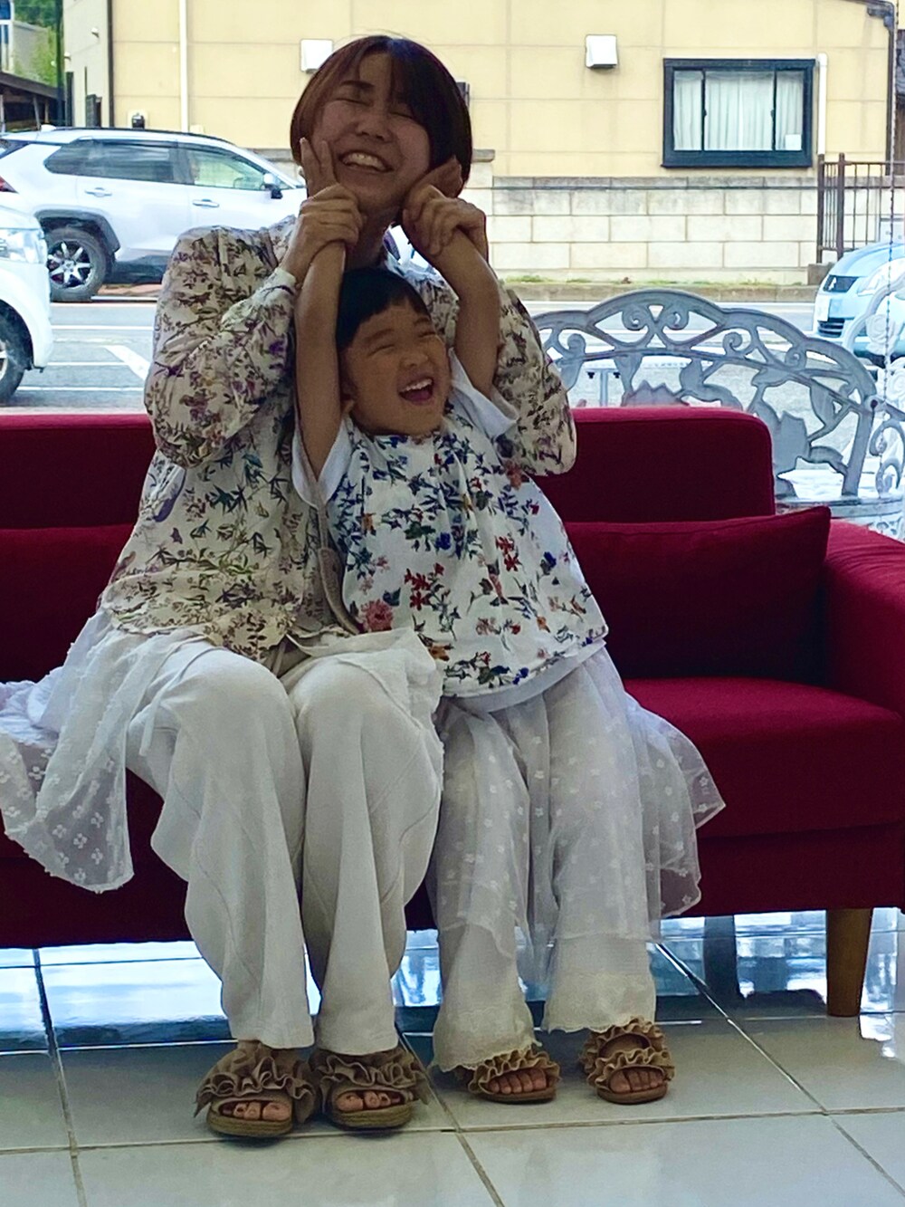 ホワイト系のワンピース、ホワイト系のトップス、ホワイト系のパンツを着用したキッズの夏コーディネートの2枚目の写真