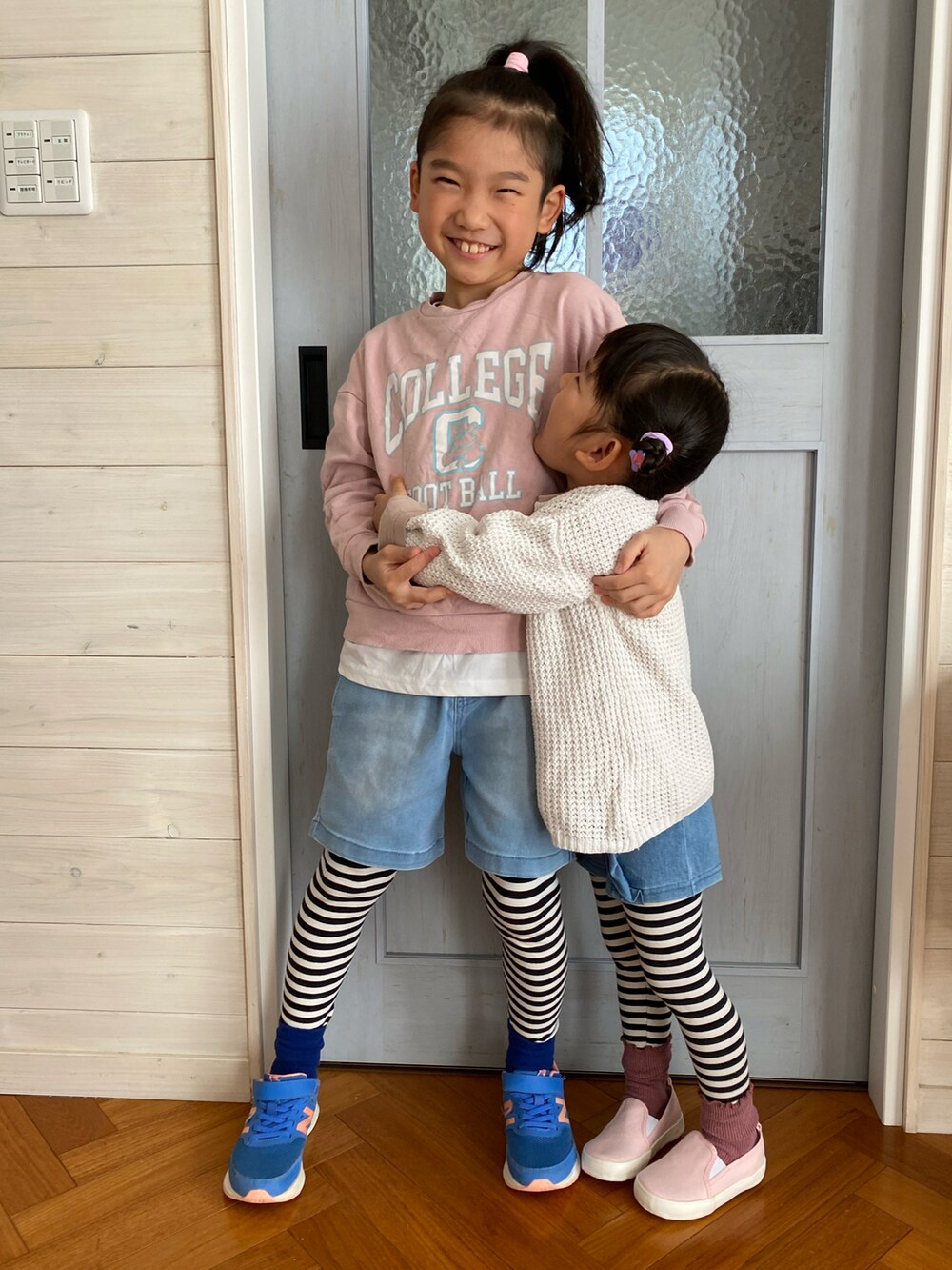 ピンク系のスウェット、ブルー系のスニーカー、ピンク系のスリッポンを着用したキッズの春コーディネートの2枚目の写真