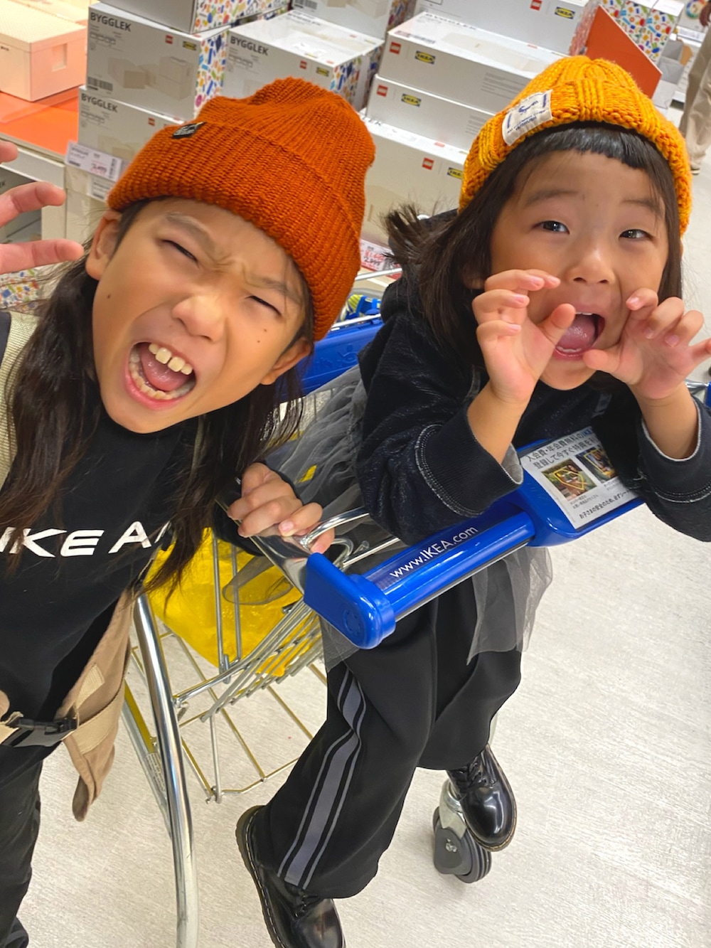 ブラック系のスウェット、ブラック系のスニーカー、ブラック系のその他パンツを着用したキッズの秋コーディネートの2枚目の写真