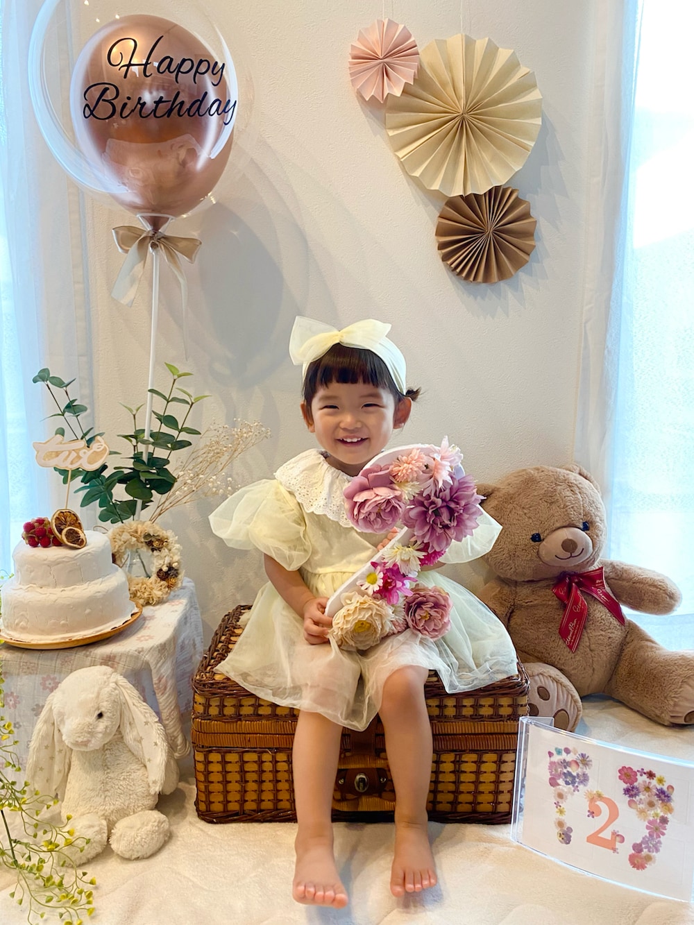 ホワイト系のドレス、パープル系のTシャツ/カットソー、ピンク系のその他を着用したキッズの夏コーディネートの3枚目の写真