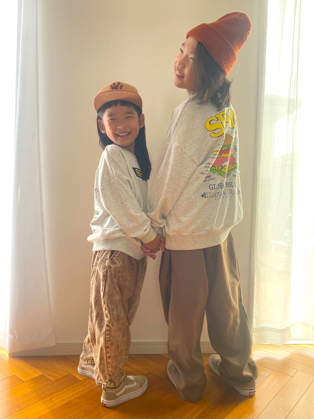 グレー系のトップス、グレー系のトップス、ブラウン系のパンツを着用したキッズの秋コーディネートの2枚目の写真