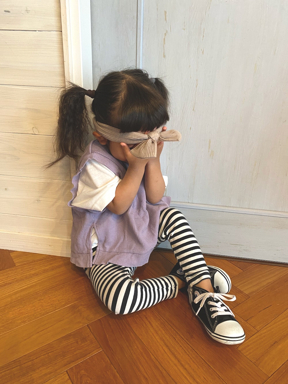 パープル系のTシャツ/カットソー、ブラック系のスニーカー、ホワイト系のフィギュアを着用したキッズの春コーディネートの3枚目の写真