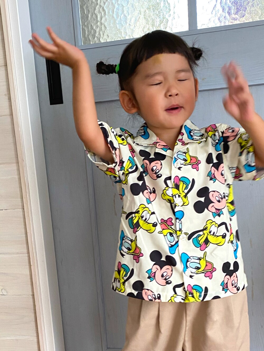 イエロー系のセットアップ、ベージュ系のその他パンツを着用したキッズの夏コーディネートの3枚目の写真