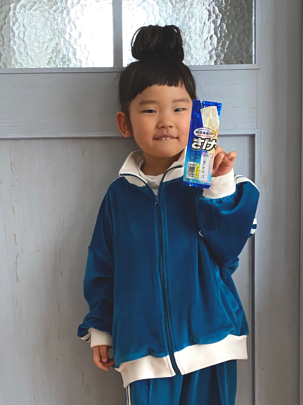 グリーン系のブルゾン、グリーン系のその他パンツを着用したキッズの冬コーディネートの2枚目の写真