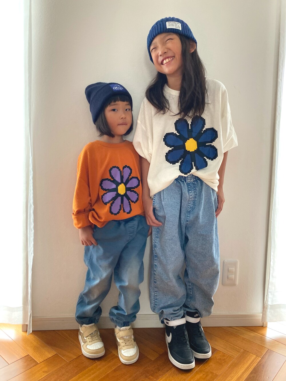 ホワイト系のTシャツ/カットソー、オレンジ系のTシャツ/カットソー、ブルー系のニットキャップ/ビーニーを着用したキッズの秋コーディネートの2枚目の写真