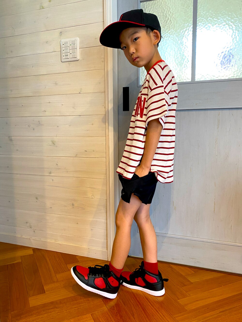 ホワイト系のTシャツ/カットソー、ブラック系のその他パンツ、レッド系のスニーカーを着用したキッズの夏コーディネートの2枚目の写真