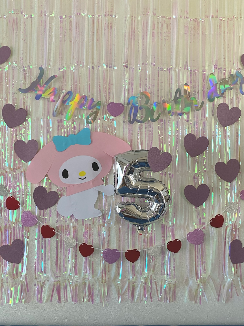 ブラック系のシャツ/ブラウス、ピンク系のカチューシャを着用したキッズの夏コーディネートの2枚目の写真