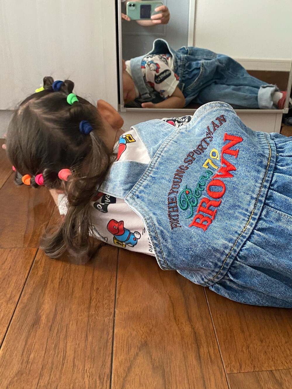 ブルー系のサロペット/オーバーオール、ホワイト系のTシャツ/カットソーを着用したキッズの春コーディネートの3枚目の写真