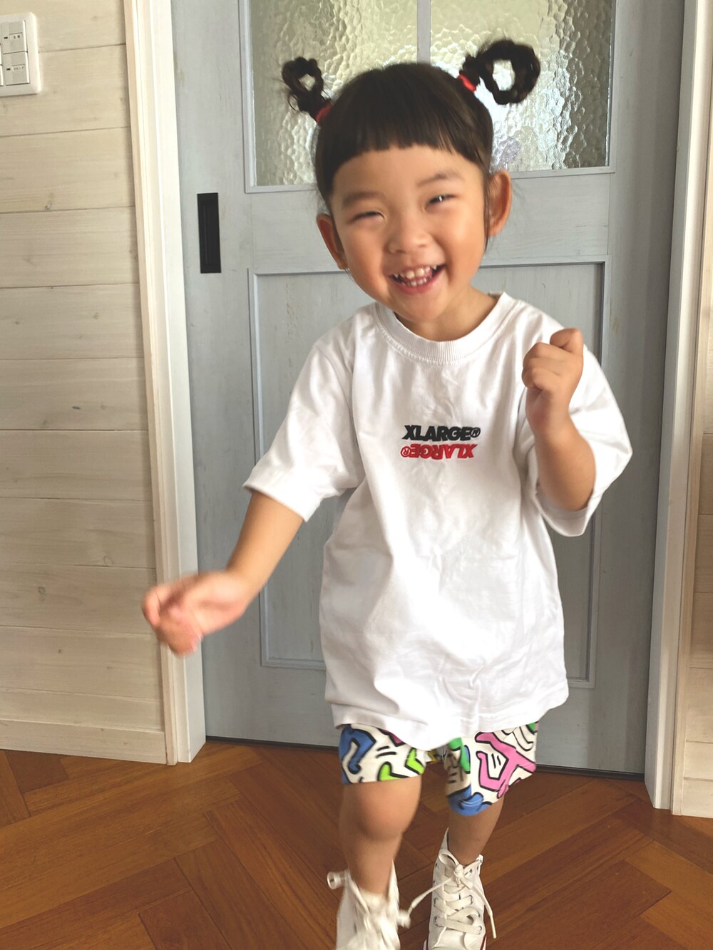 ホワイト系のTシャツ/カットソー、ホワイト系のセットアップ、ホワイト系のスニーカーを着用したキッズの夏コーディネートの3枚目の写真