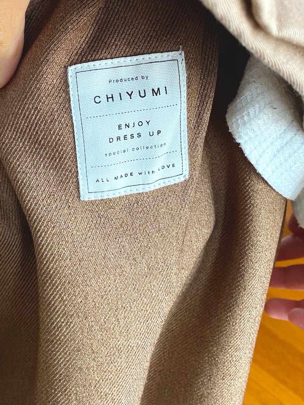 ブラウン系のパンツ、ベージュ系のスニーカー、ホワイト系のTシャツ/カットソーを着用したキッズの春コーディネートの2枚目の写真
