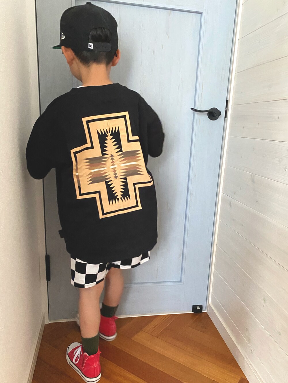 その他のその他パンツ、ブラック系のTシャツ/カットソー、レッド系のスニーカーを着用したキッズの夏コーディネートの2枚目の写真