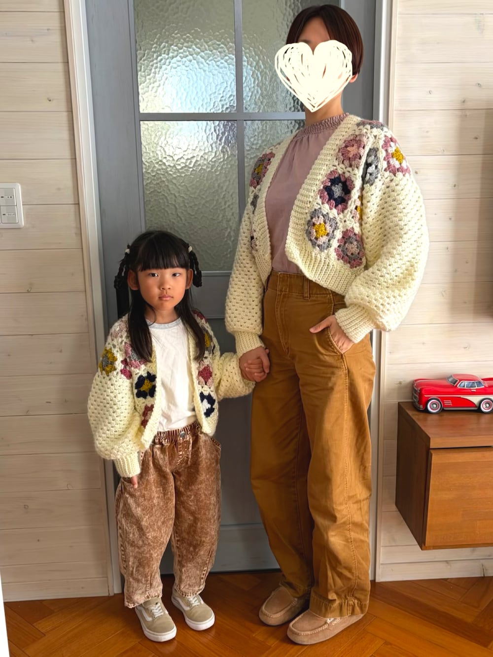 ホワイト系のトップス、ホワイト系のカーディガン/ボレロを着用したキッズの秋コーディネートの2枚目の写真